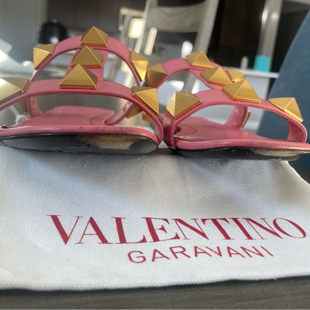 Valentino Garavani Pink Sandals with Gold Studs - Picture 5 of 6